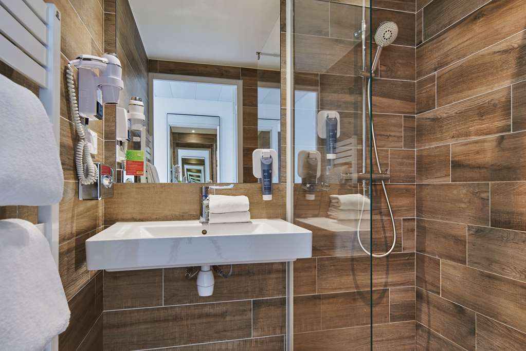 OG CITY HOTEL CAEN MEMORIAL-guestroom-Guest Room,Bathroom,On-Site.jpg