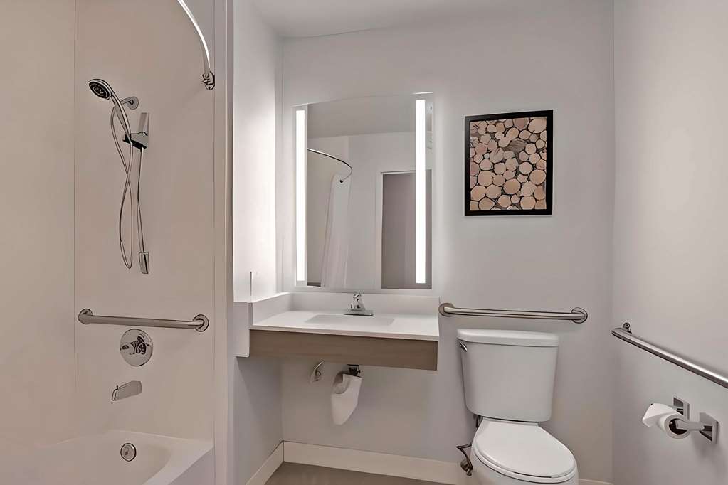 COMFORT INN HAYWARD - OAKLAND SOUTH-guestroom-Guest Room,Bathroom,On-Site.jpg