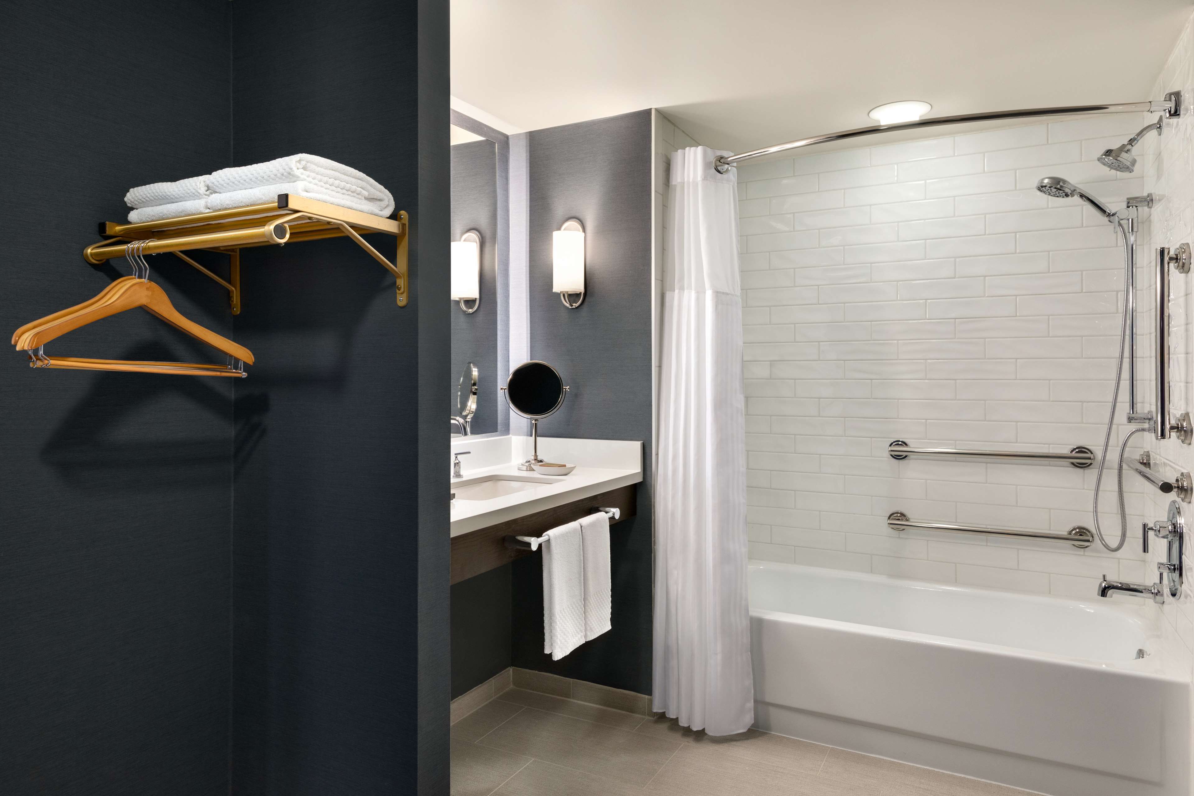 Hotel Champlain Burlington, Curio Collection by Hilton Room Type - 1 QUEEN MOB ACC TUB