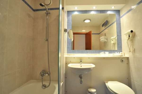 TRAVELODGE MURCIA-guestroom-Guest Room,Bathroom,On-Site.jpg