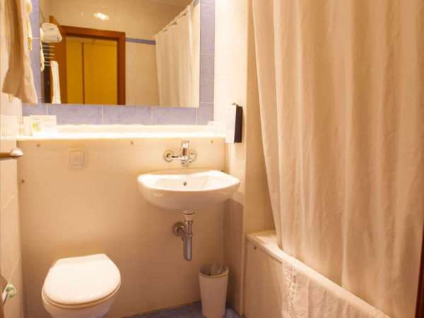 TRAVELODGE ALICANTE PUERTO-guestroom-Guest Room,Bathroom,On-Site.jpg