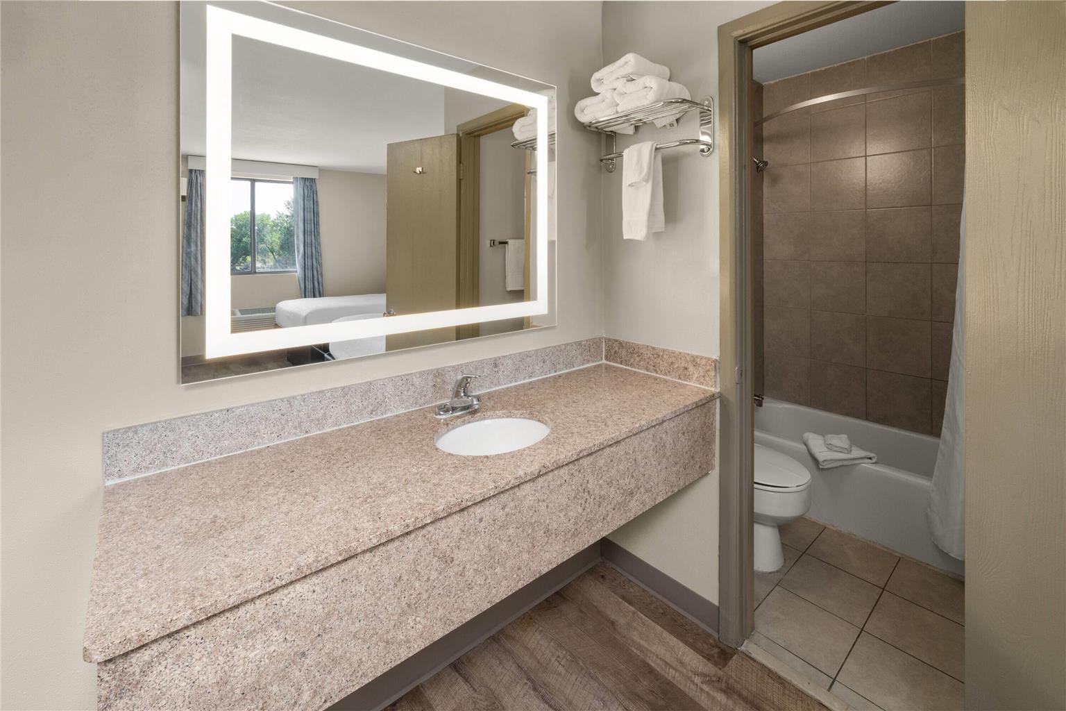DAYS INN BY WYNDHAM FARMINGTON NM-guestroom-Guest Room,Bathroom,On-Site.jpg