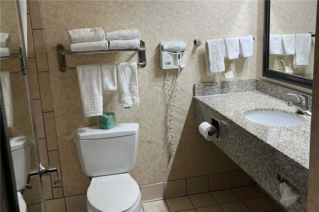 DAYS INN BY WYNDHAM COFFEYVILLE-guestroom-Guest Room,Bathroom,On-Site.jpg