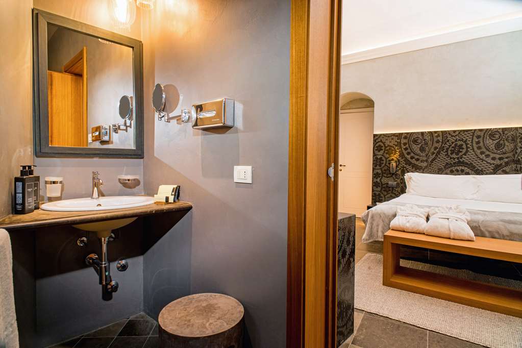 LOCANDA DON SERAFINO-guestroom-Guest Room,Bathroom,On-Site.jpg