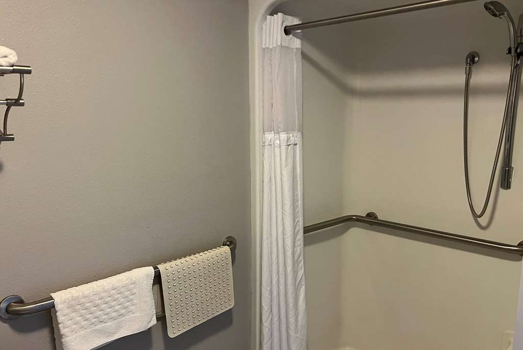 DAYS INN BY WYNDHAM PITTSBURG KS-guestroom-Guest Room,Bathroom,On-Site.jpg