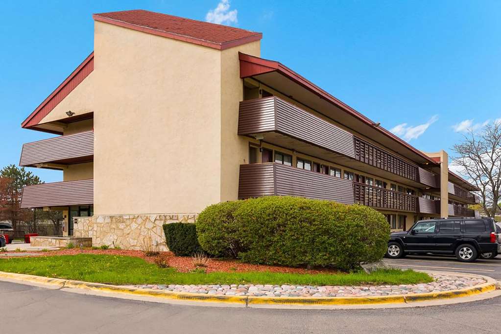 Super 8 by Wyndham Deerfield/Northbrook