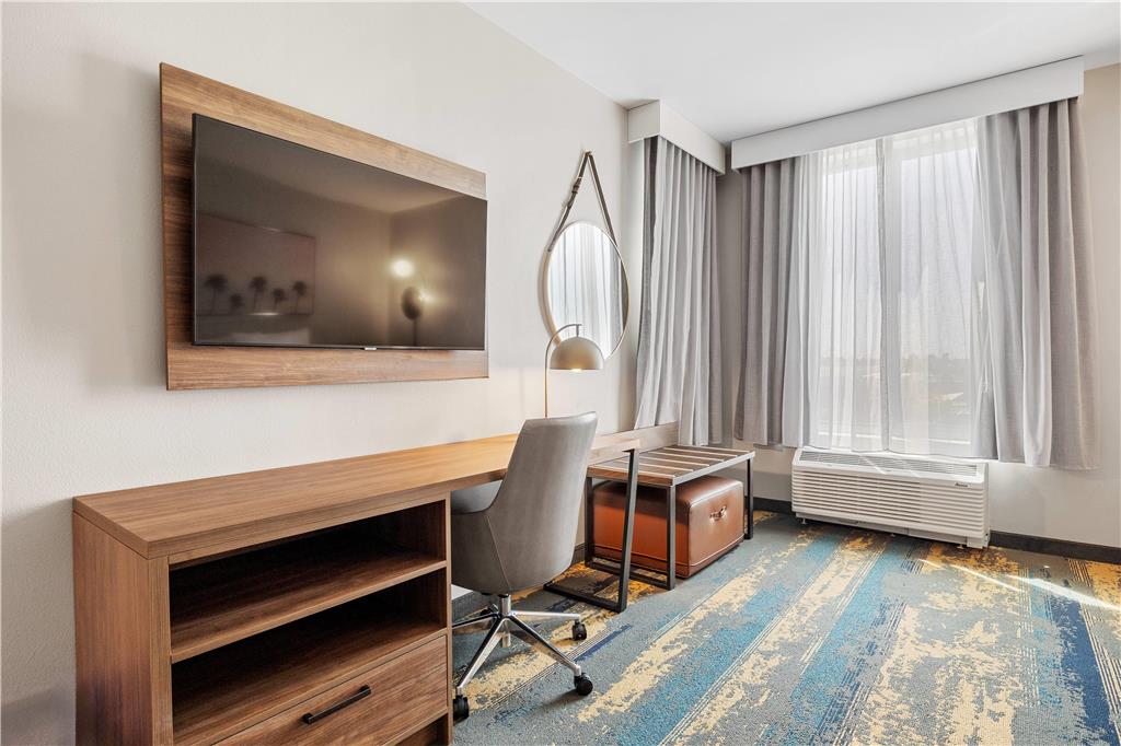 LA QUINTA INN & SUITES BY WYNDHAM L-guestroom-Guest Room,On-Site.jpg