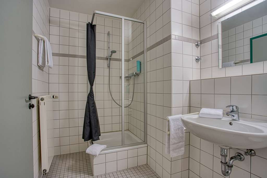 CENTRO HOTEL BOBLINGEN, TRADEMARK C-guestroom-Guest Room,Bathroom,On-Site.jpg