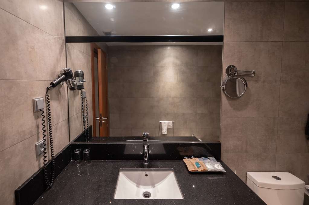HOTEL CIUDAD DE PONFERRADA AN ASCEN-guestroom-Guest Room,Bathroom,On-Site.jpg