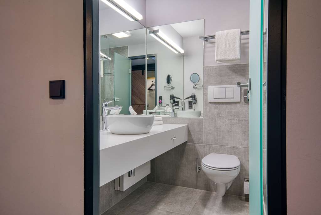 FOURSSIDE HOTEL SALZBURG-guestroom-Guest Room,Bathroom,On-Site.jpg