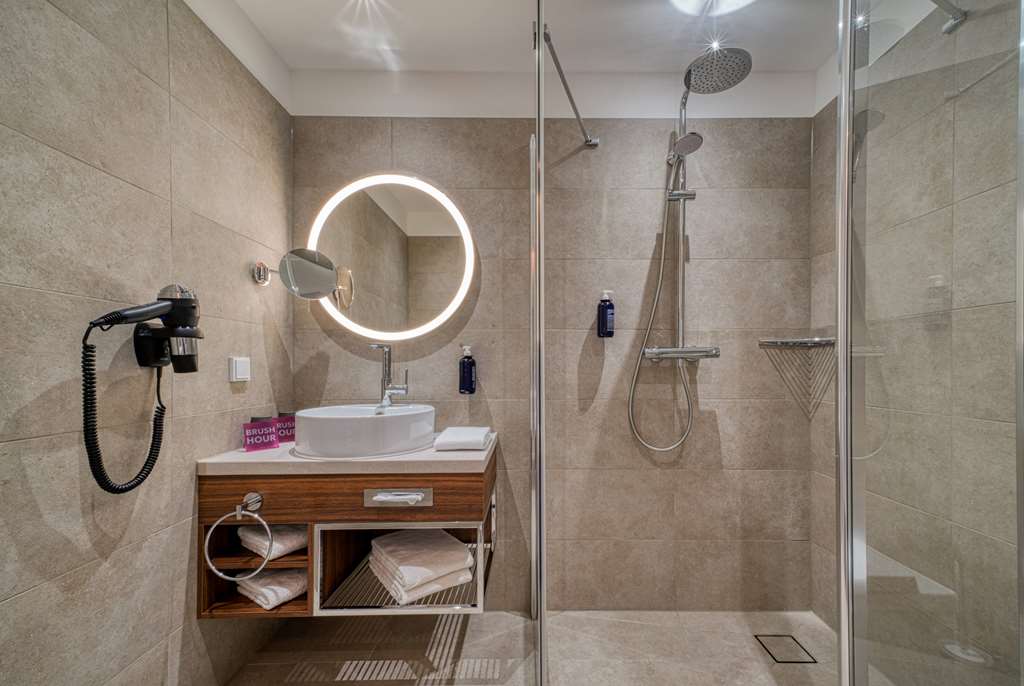 FOURSIDE HOTEL RINGSHEIM, TRADEMARK-guestroom-Guest Room,Bathroom,On-Site.jpg