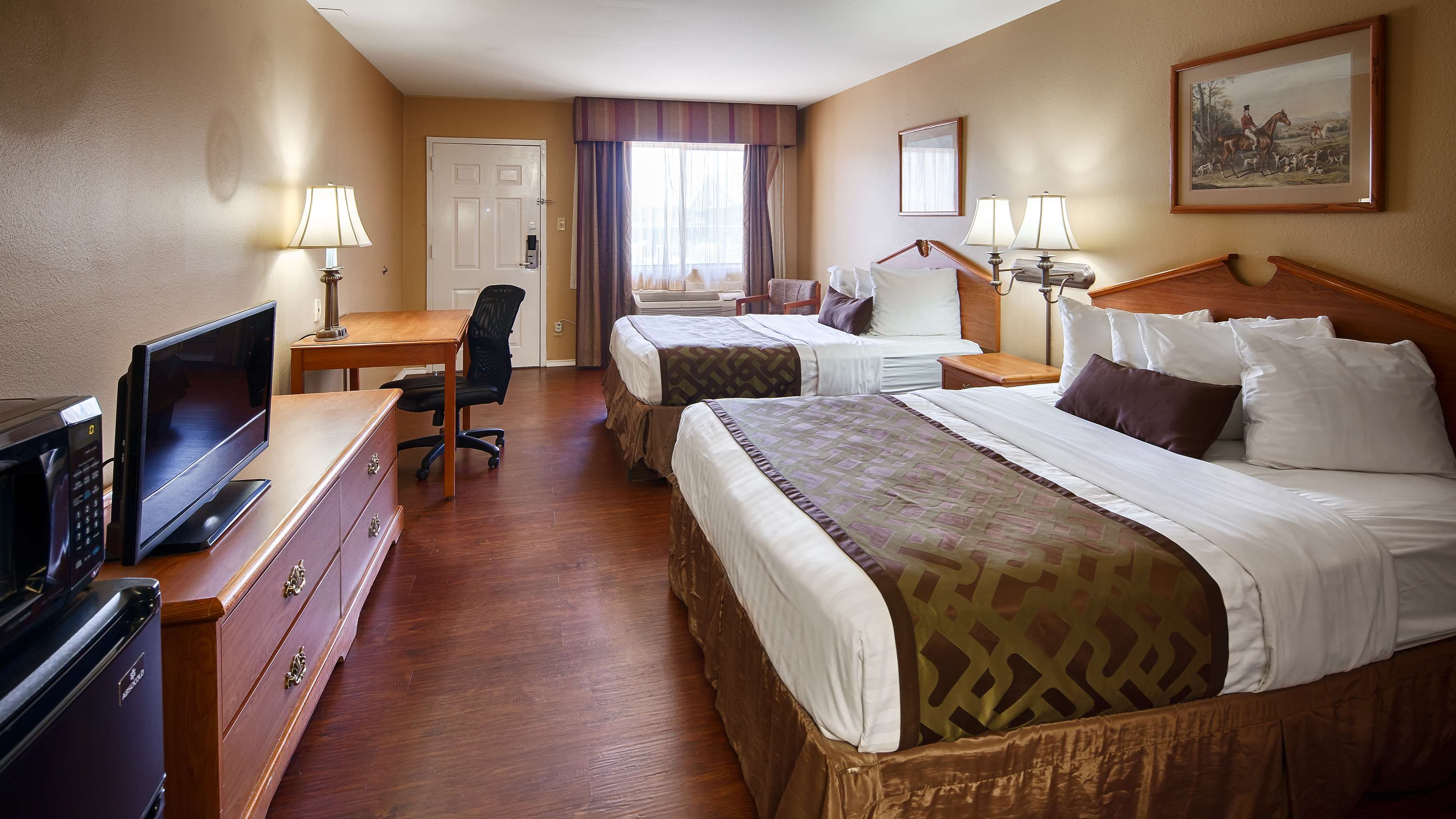 2 Queen Beds image