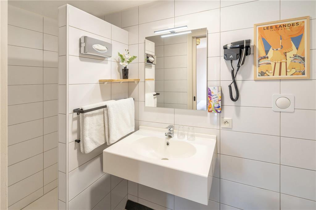 Sure Hotel by Best Western Mont-de-Marsan-guestroom-Guest Room,Bathroom,On-Site.jpg