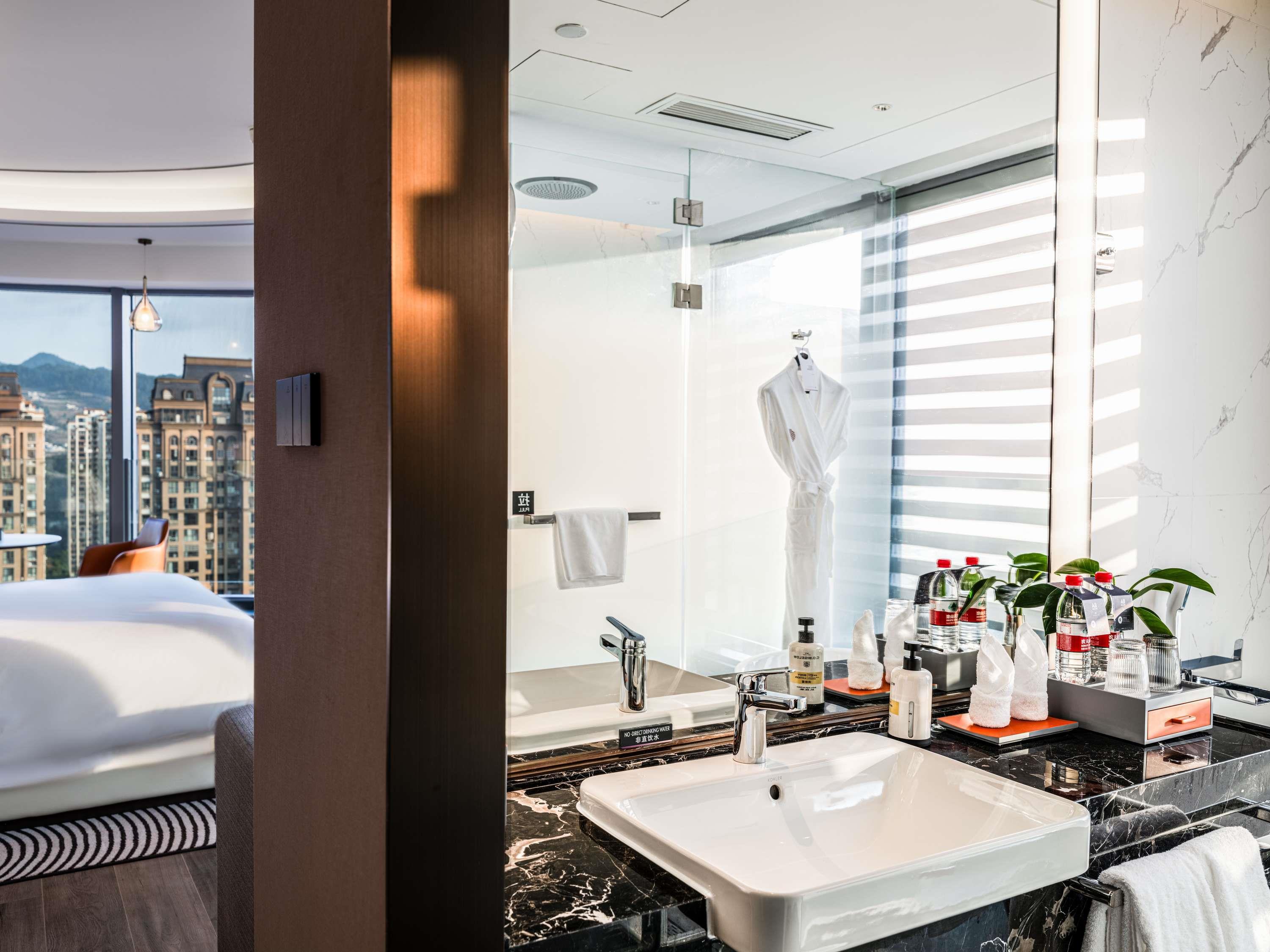 Pullman Renhuai Chuangmeng Room Type - Deluxe Executive Room with One King-size Bed, Sofa, and City View