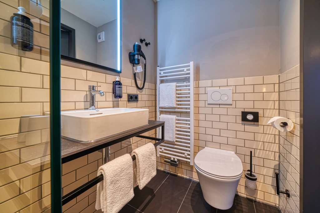 NYCE HOTEL ULM-guestroom-Guest Room,Bathroom,On-Site.jpg