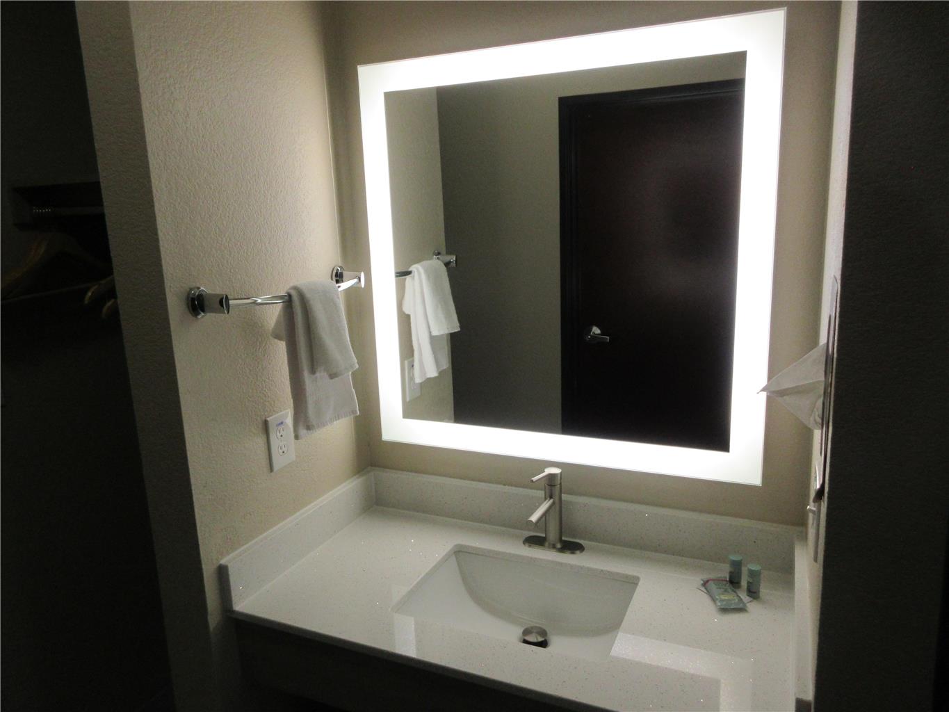 Best Western Decatur Inn-guestroom-Guest Room,Bathroom,Suite,On-Site.jpg