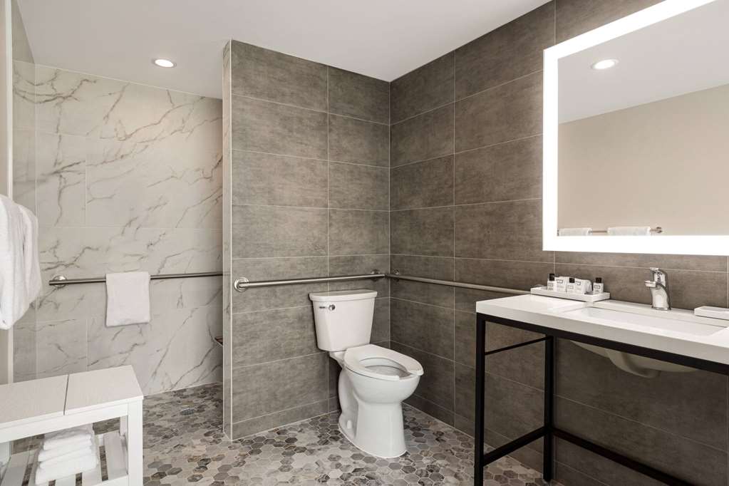 EAGLASS BEACHPLACE, TRADEMARK-guestroom-Guest Room,Bathroom,Shower,Accessibility,On-Site.jpg