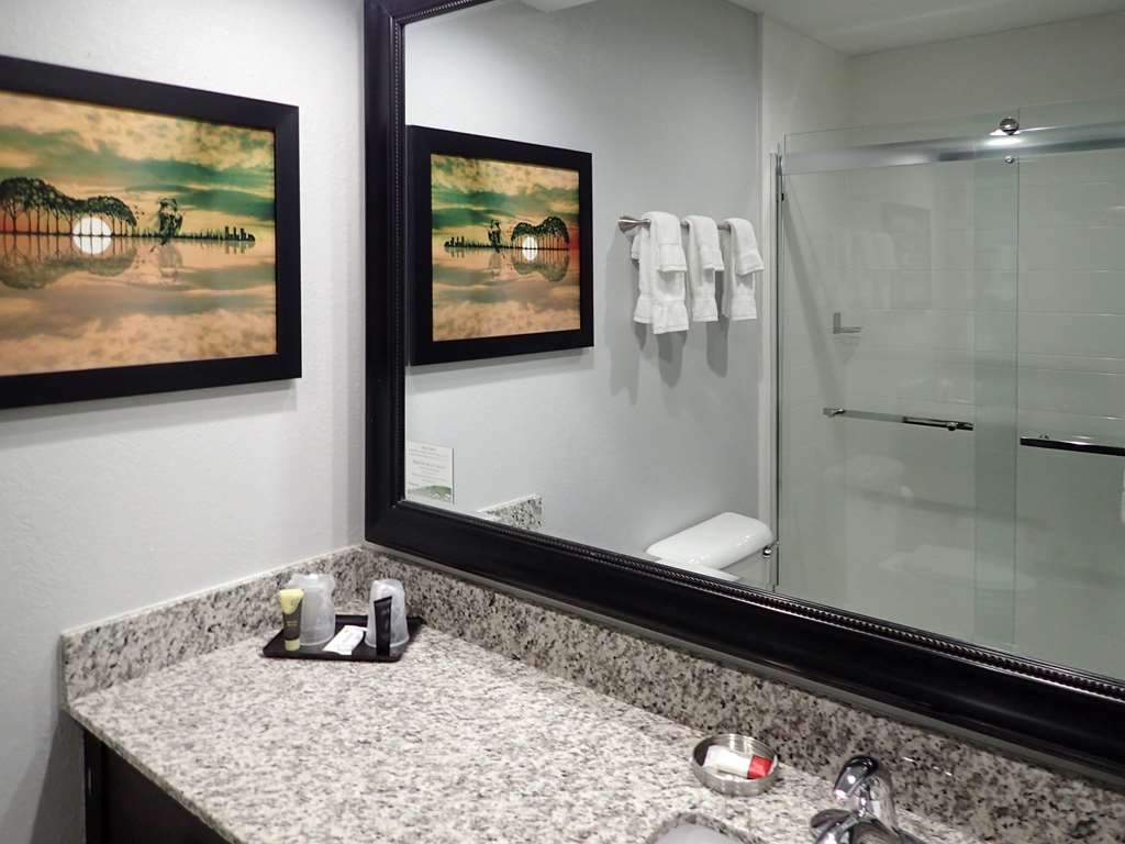 BRENTWOOD SUITES AN ASCEND COLLECTI-guestroom-Guest Room,Bathroom,On-Site.jpg