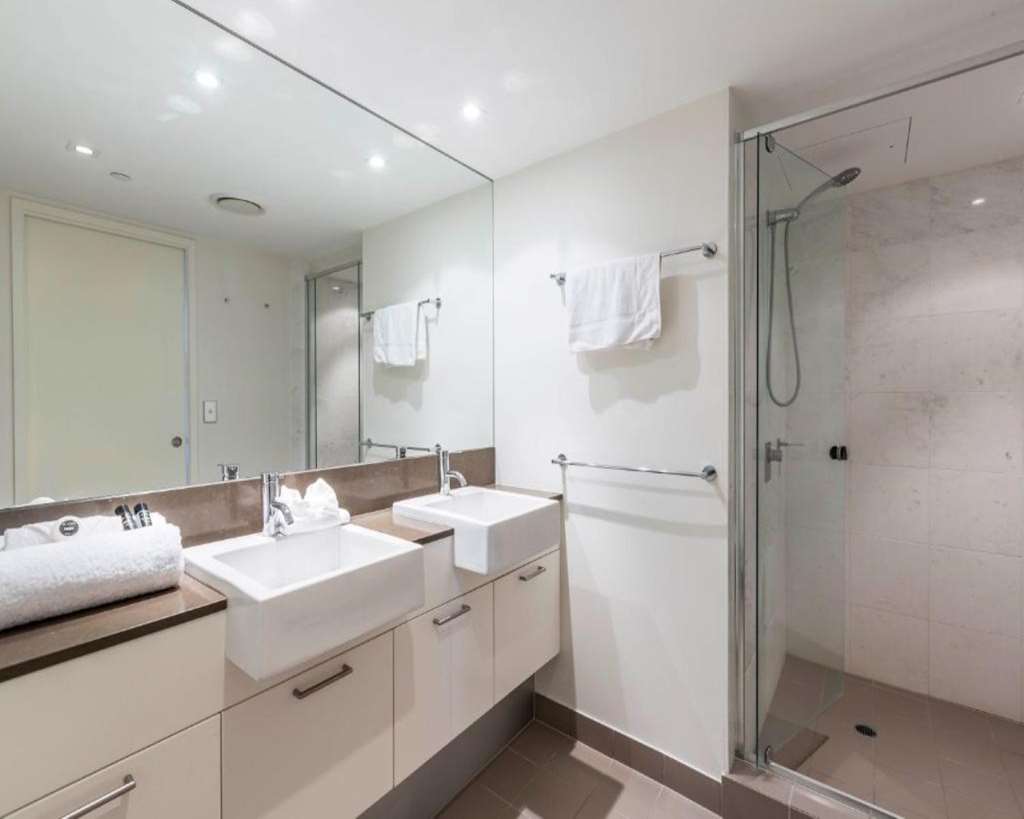 ARTIQUE RESORT SURFERS PARADISE-guestroom-Guest Room,Bathroom,On-Site.jpg