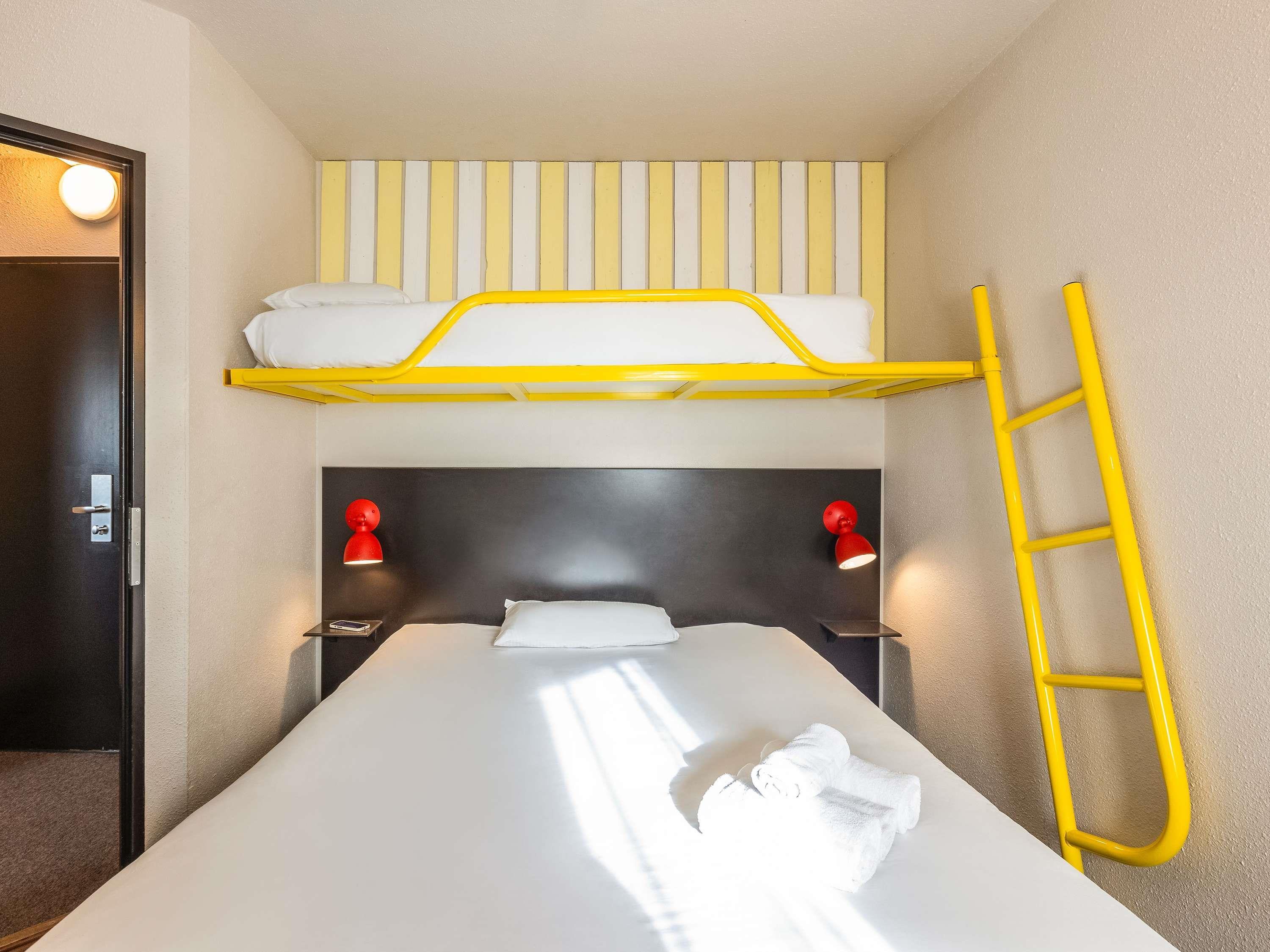 greet hotel Limoges Nord Room Type - Connecting rooms with 2 double beds and 2 single beds on the mezzanine