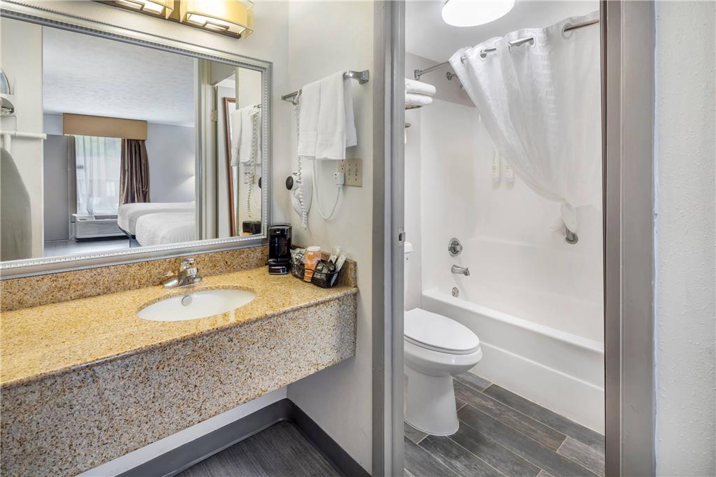 CLARION POINTE MORROW - ATLANTA SOU-guestroom-Guest Room,Bathroom,On-Site.jpg