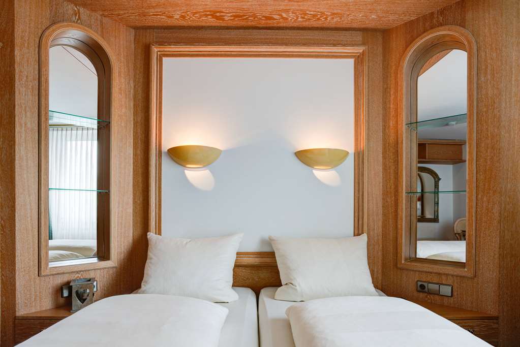 CENTRO HOTEL STERN, TRADEMARK COLLE-guestroom-Guest Room,On-Site.jpg