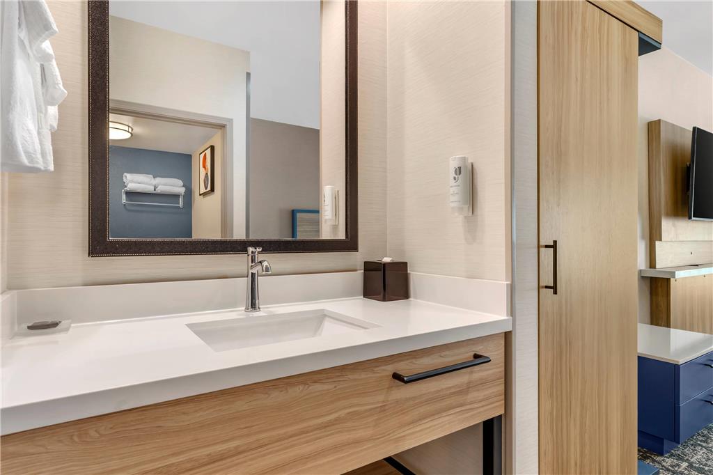 COUNTRY INN AND SUITES BY RADISSON-guestroom-Guest Room,Bathroom,On-Site.jpg