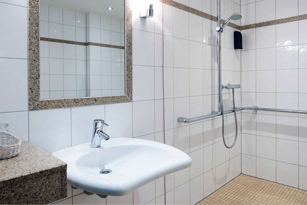 RAMADA BY WYNDHAM DUESSELDORF RATIN-guestroom-Guest Room,Bathroom,Shower,Accessibility,On-Site.jpg
