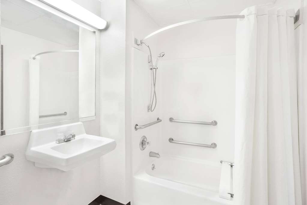 SUPER 8 BY WYNDHAM GALESBURG-guestroom-Guest Room,Bathroom,Accessibility,On-Site.jpg