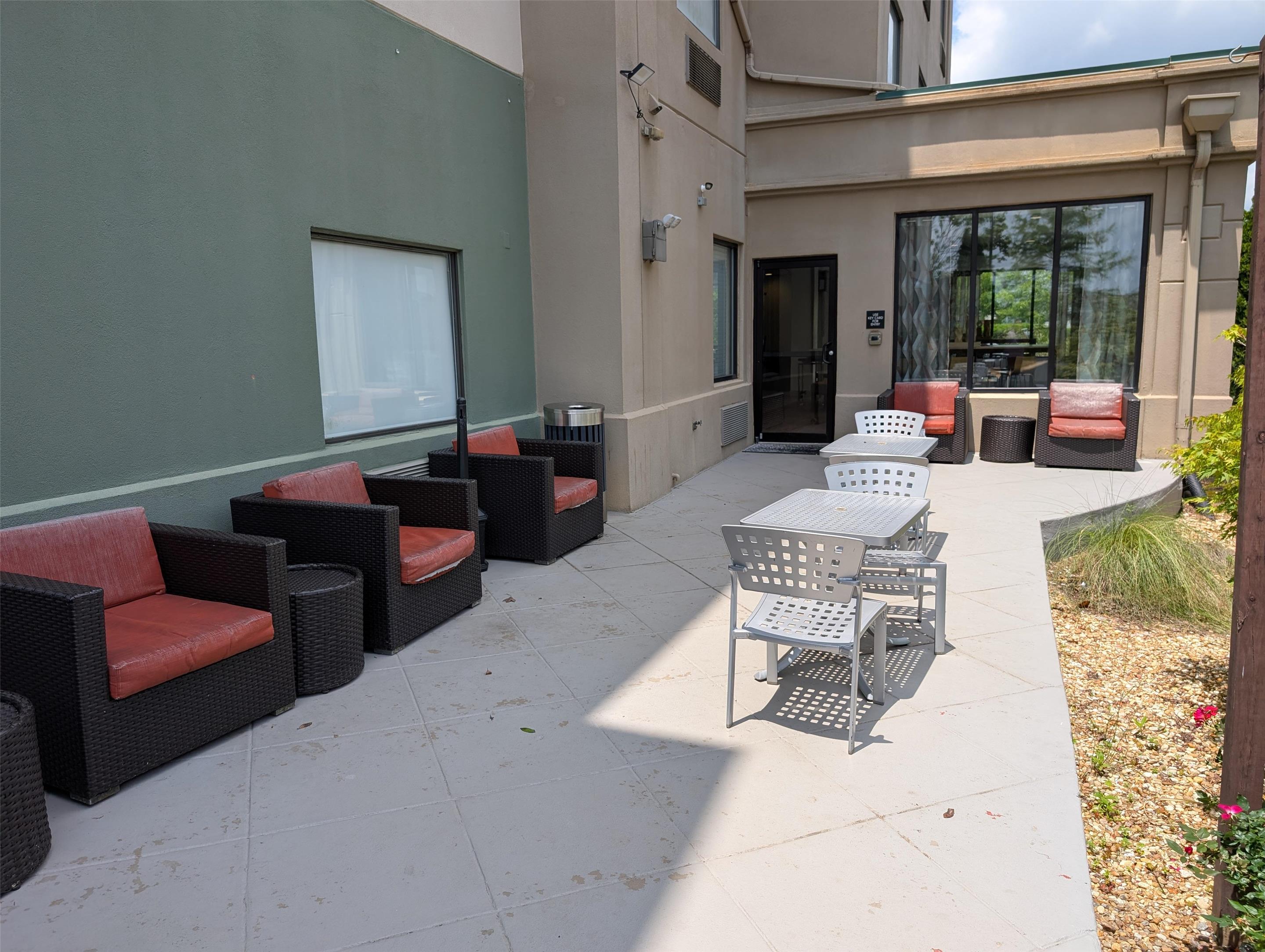 SE Columbus Outdoor Seating