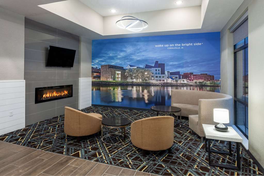 LA QUINTA CORAVILLE IOWA CITY-guestroom-Sitting area,On-Site.jpg
