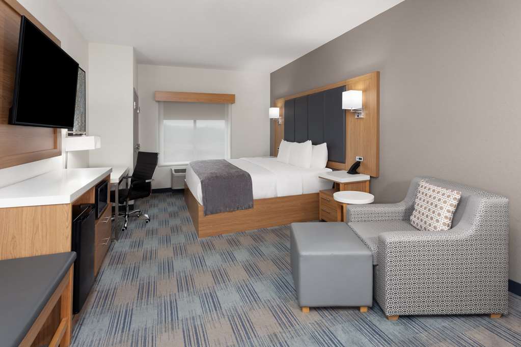 LA QUINTA CORAVILLE IOWA CITY-guestroom-Guest Room,On-Site.jpg
