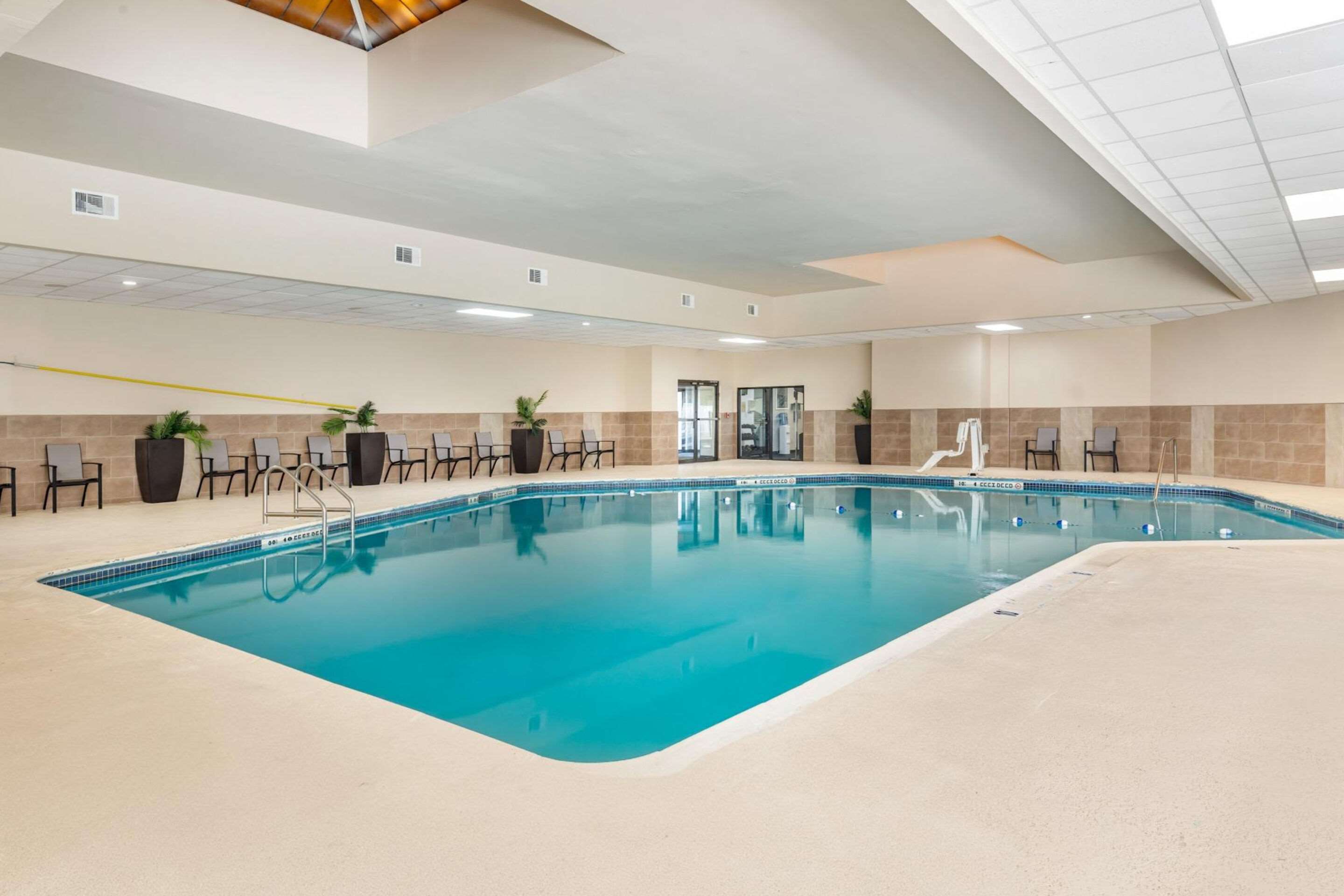 Indoor pool | Clarion Inn North Haven - New Haven North
