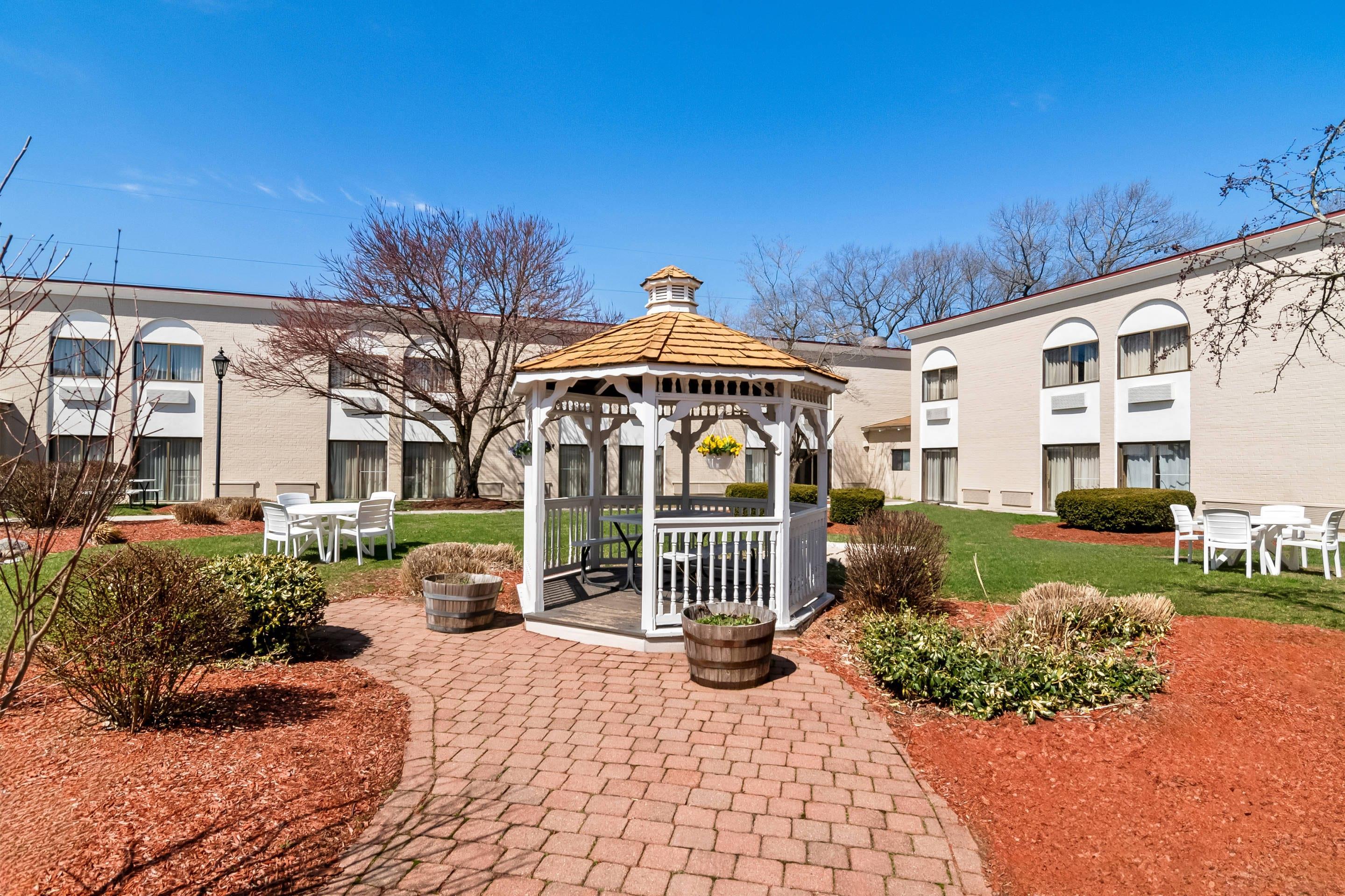 Courtyard | Clarion Inn North Haven - New Haven North