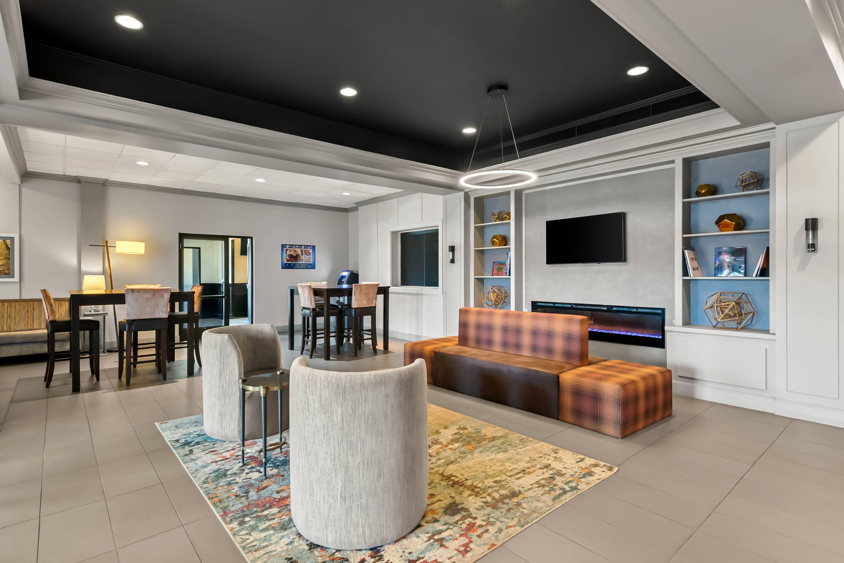 Hotel lobby | Clarion Inn North Haven - New Haven North