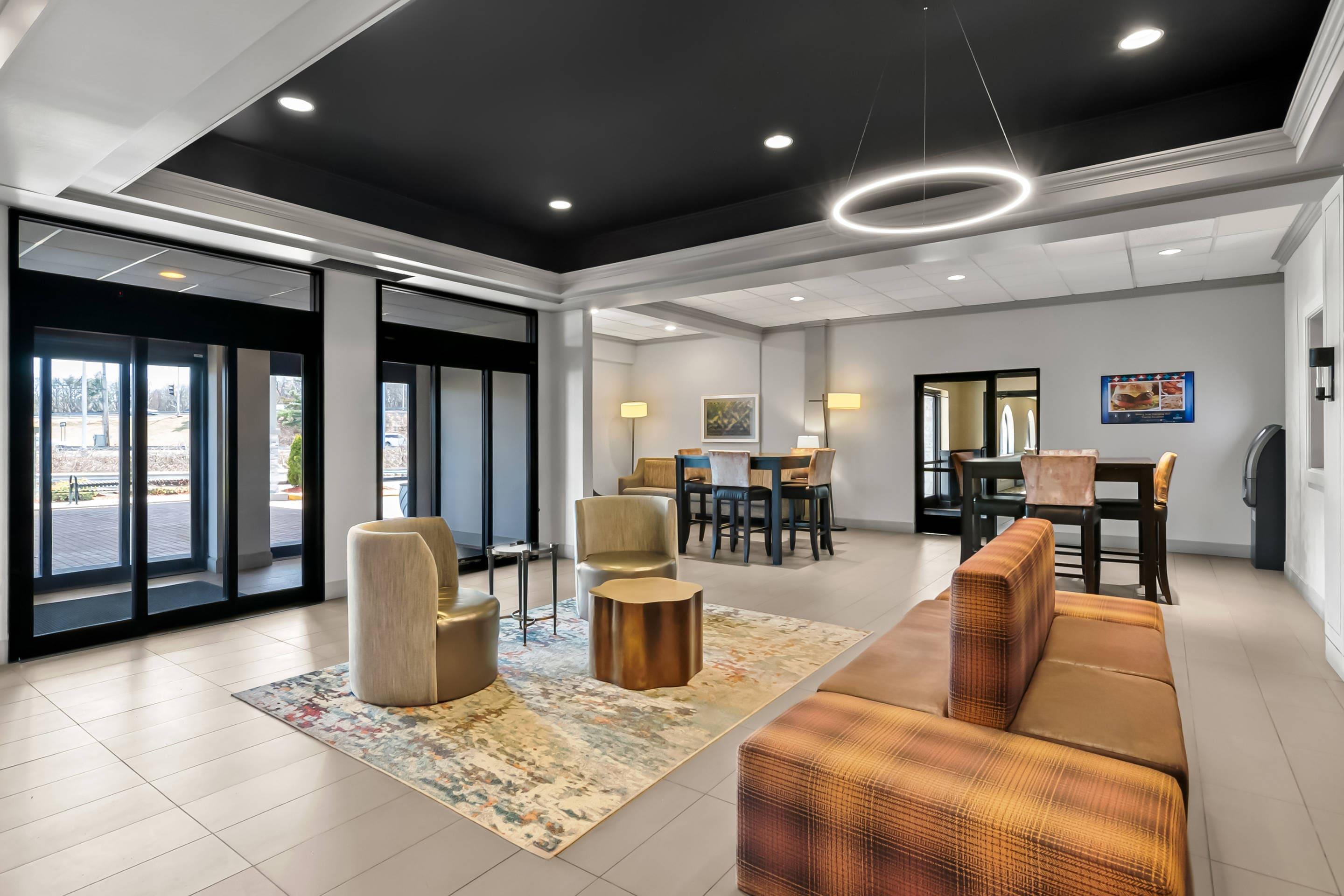Hotel lobby | Clarion Inn North Haven - New Haven North