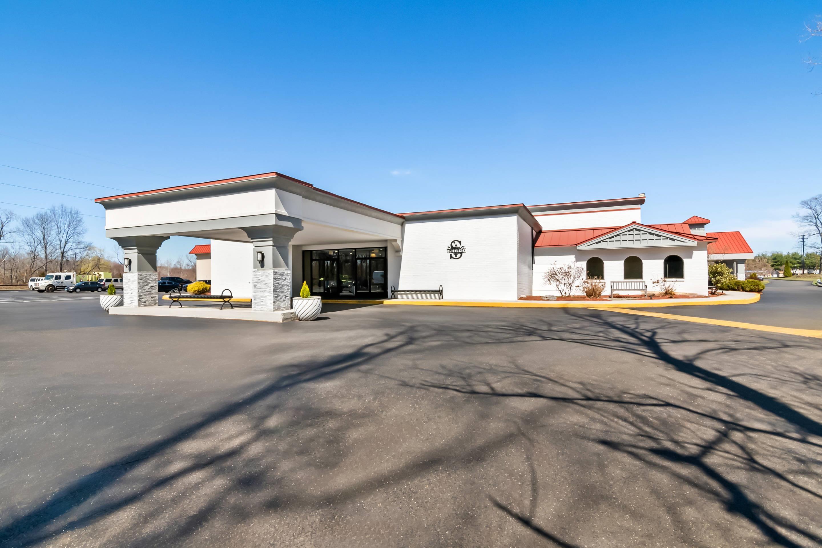 Hotel exterior | Clarion Inn North Haven - New Haven North