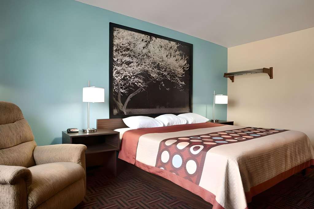 RODEWAY INN EFFINGHAM NORTH-guestroom-Guest Room,On-Site.jpg