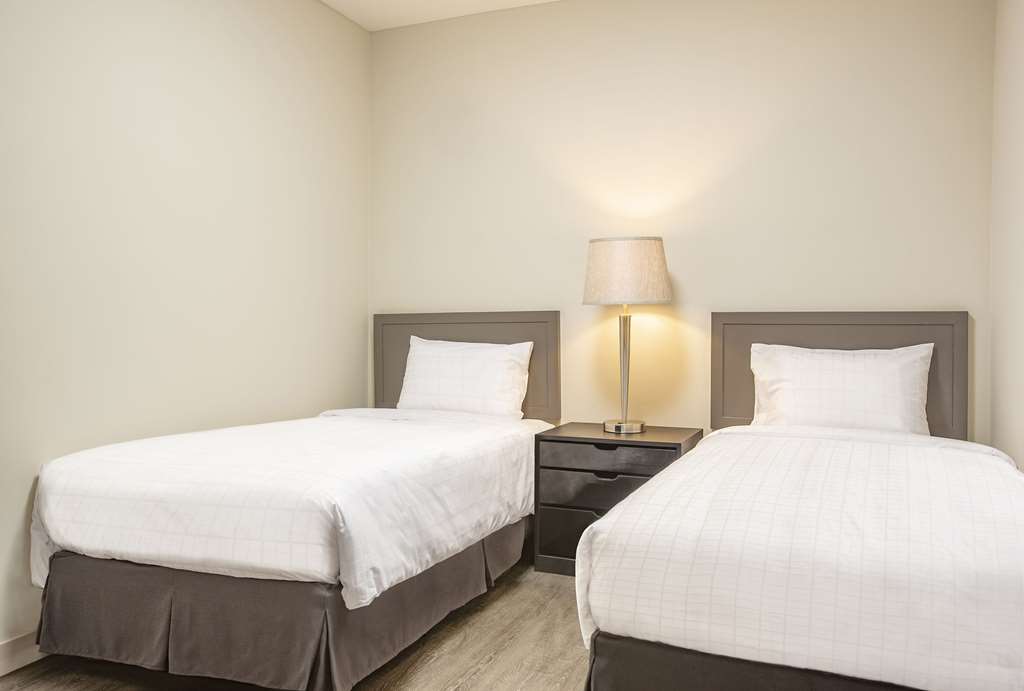 BAYVIEW HOTEL-guestroom-Guest Room,Bed,Bedding,Suite,Indoor/Interior,On-Site,Outdoor/Exterior,Décor detail,View from room,Exterior View of Building.jpg