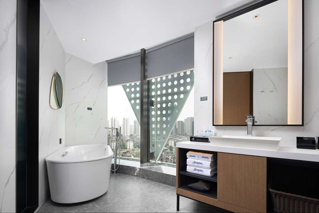 HAMPTON BY HILTON WENZHOU YUEQING-guestroom-Guest Room,Bathroom,On-Site.jpg