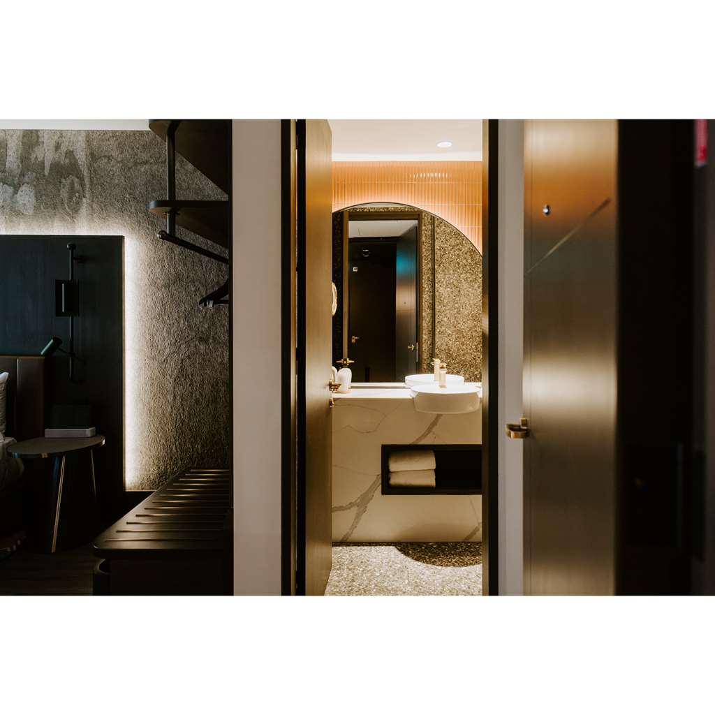 TAPESTRY HOTEL MOTLEY RICHMOND-guestroom-Guest Room,Bathroom,On-Site.jpg