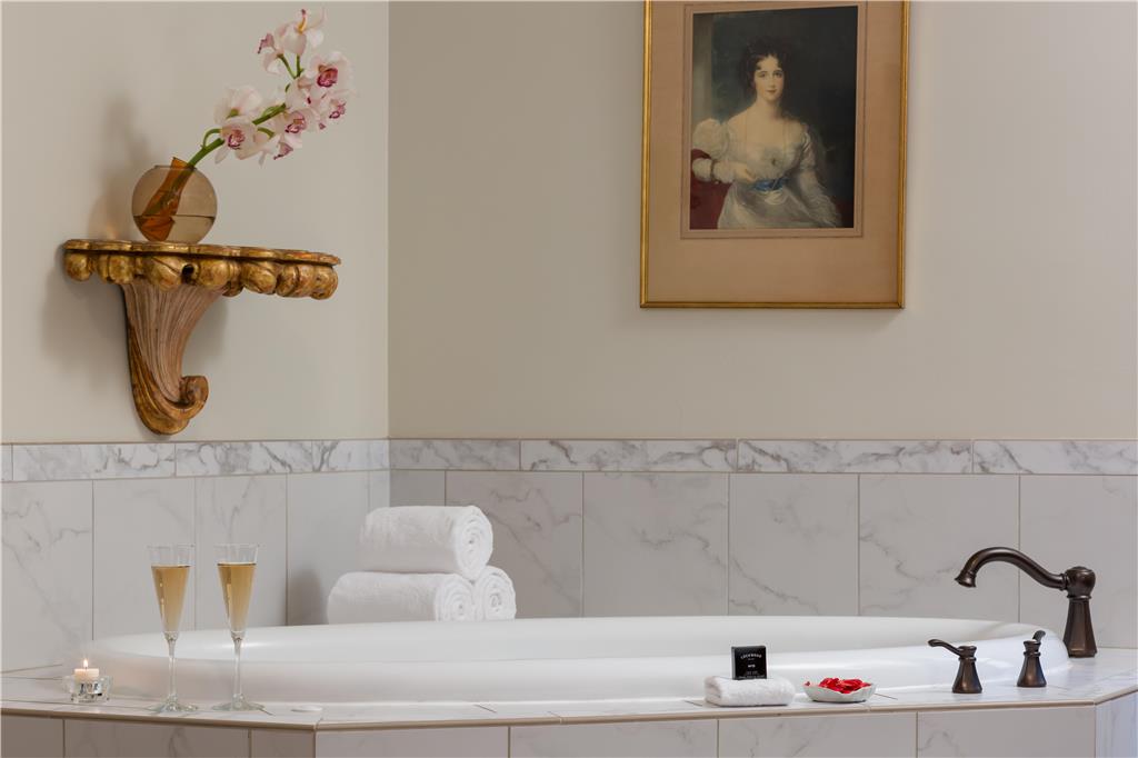 NATIONAL HOTEL JACKSON, TAPESTRY-guestroom-Guest Room,Bathroom,On-Site.jpg