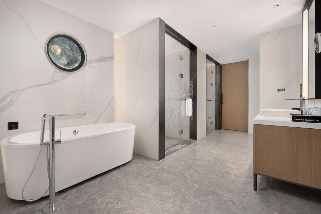 HMPTN HFE XINQIAO INTL AIRPORT-guestroom-Guest Room,Bathroom,On-Site.jpg