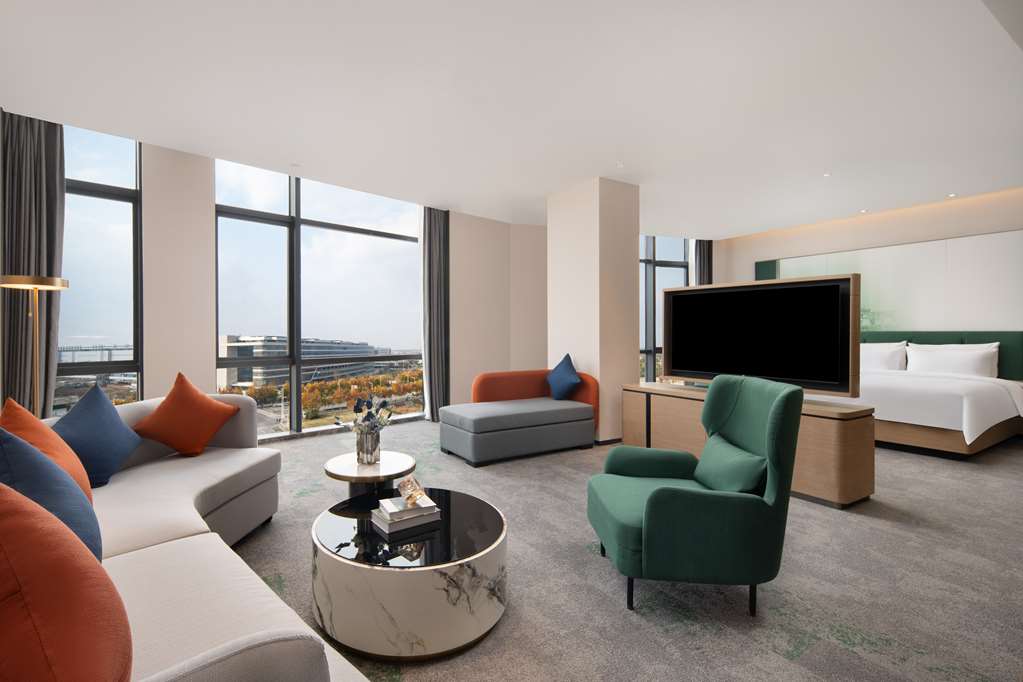 HMPTN HFE XINQIAO INTL AIRPORT-guestroom-Guest Room,On-Site.jpg