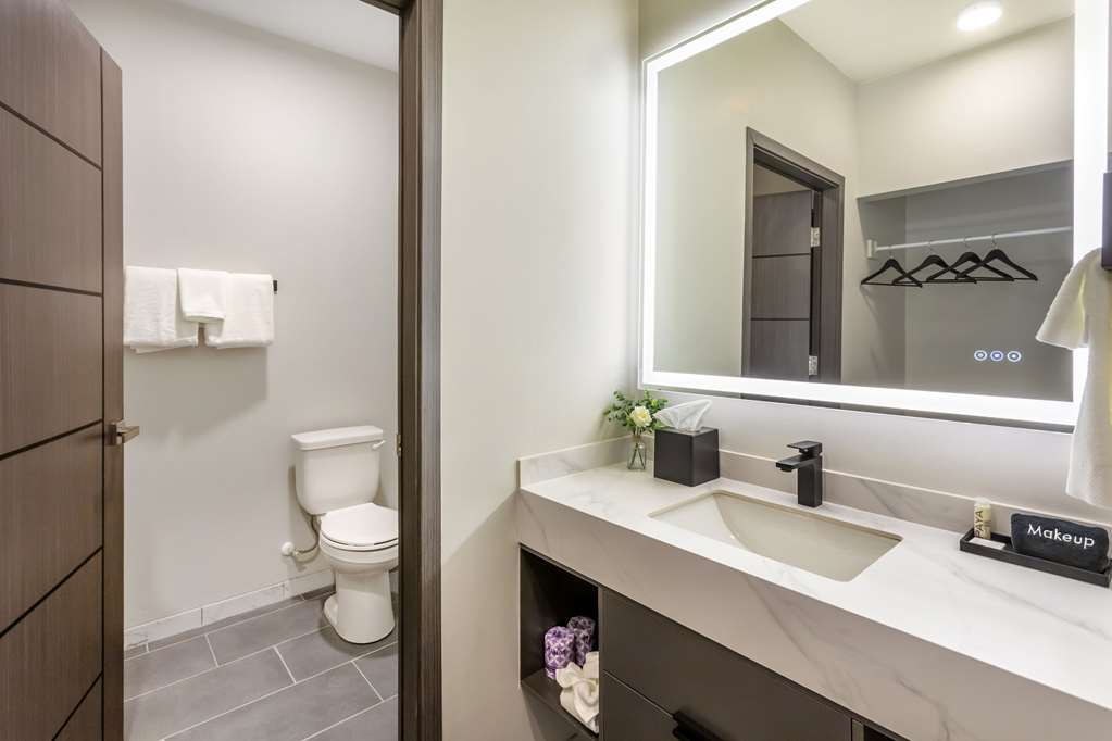 THE VALOR AN ASCEND COLLECTION HOTE-guestroom-Guest Room,Bathroom,On-Site.jpg