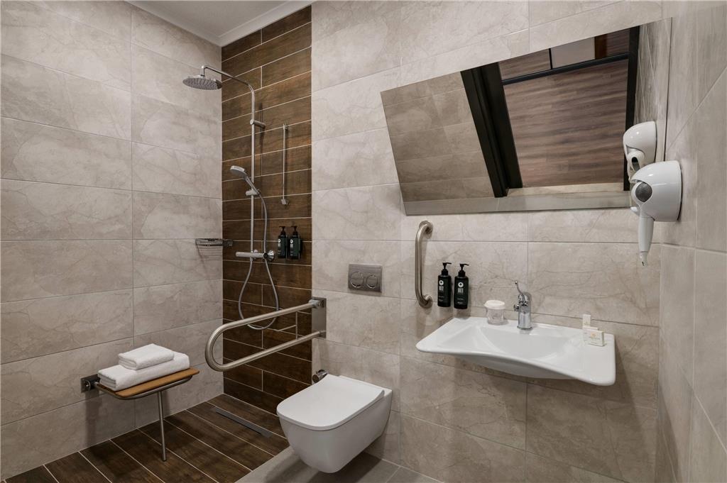 LA QUINTA BY WYNDHAM ISTANBUL KARTA-guestroom-Guest Room,Bathroom,Shower,Accessibility,On-Site.jpg
