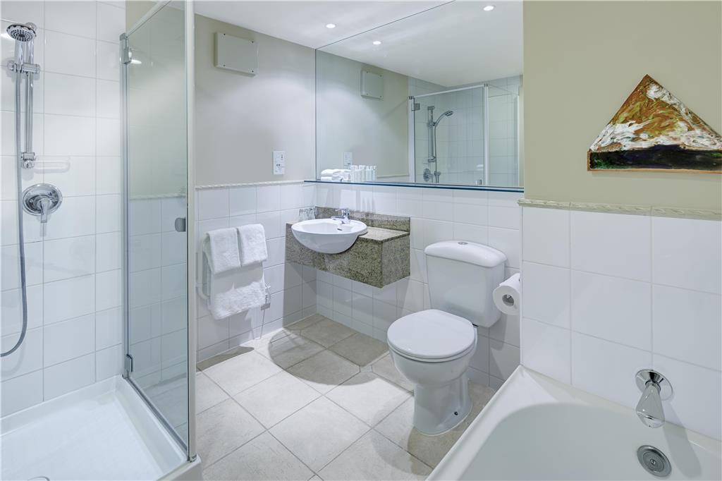 Rendezvous Heritage Queenstown-guestroom-Guest Room,Bathroom,On-Site.jpg