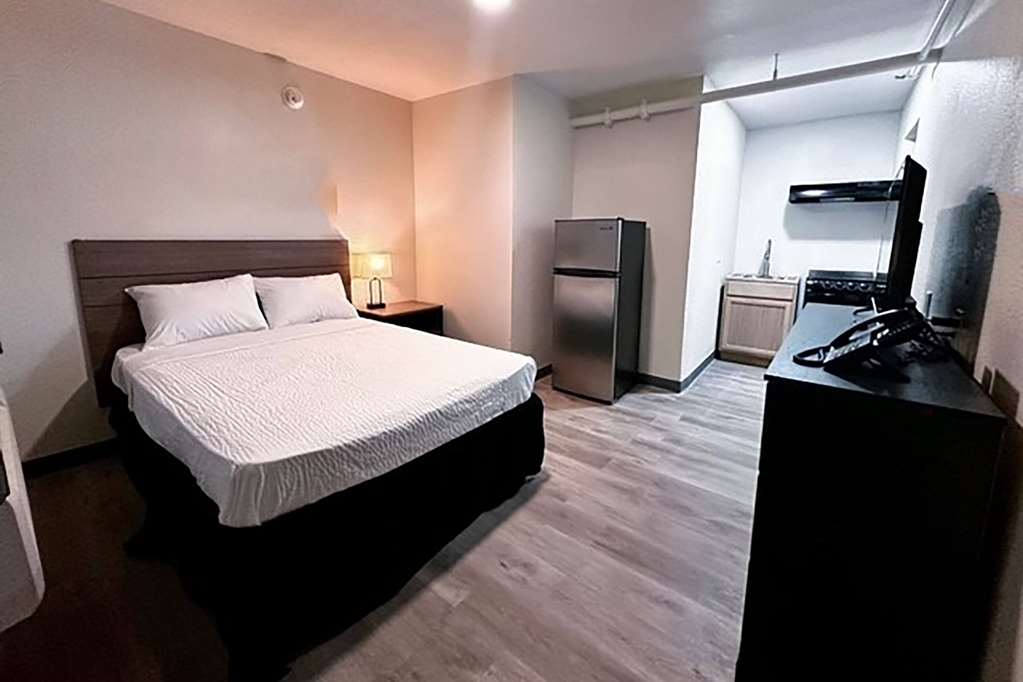 STUDIO CITY SUITES, A TRAVELODGE BY-guestroom-Guest Room,On-Site.jpg