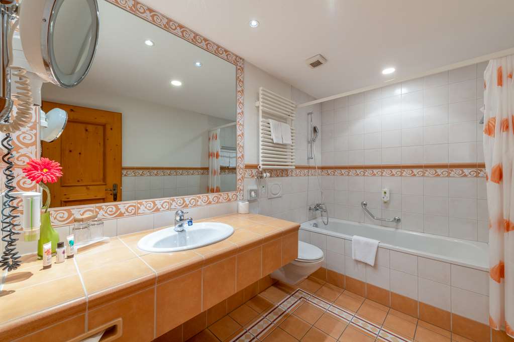 DERBY SWISS QUALITY HOTEL-guestroom-Guest Room,Bathroom,On-Site.jpg