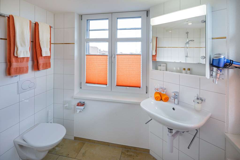 HISTORISCHE RESIDENZ LINDENECK-guestroom-Guest Room,Bathroom,On-Site.jpg